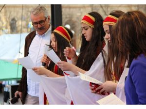 İsveç Dışişleri Bakanı Bildt 23 Nisan Kutlamalarına Katıldı