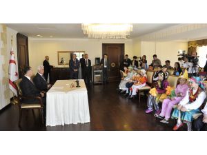 Kktc Cumhurbaşkanı Eroğlu, 23 Nisan Kutlamalarına Gelen Yabancı Öğrencileri Karşıladı