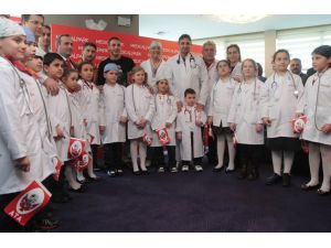 Çocuk Doktorlar Galatasaraylı Futbolcuları Muayene Etti