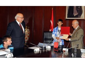 Minik Tbmm Başkanından Yeni Anayasaya Gerek Yok Çıkışı