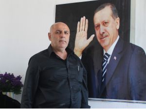 Chpye Başbakanın Posterini Asan Ak Partili, Üyelikten İstifa Etti