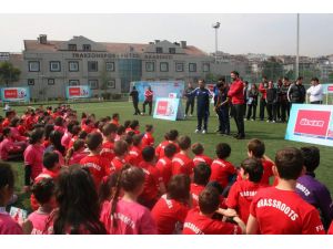 Trabzonsporda Kaleci Onur Ve Alanzınho Grassroots Şenliğine Katıldı