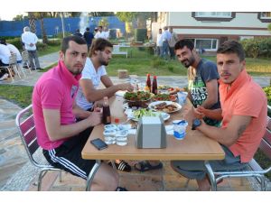 Demirspor’da Yönetimden Futbolculara Moral Yemeği