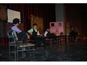 Öğrenciler, Tiyatro Gecesinde Hünerlerini Sergiledi