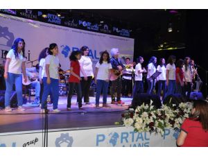 Yeni Türkü, Şarkılarını İşitme Engellilerle Söyledi