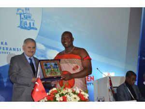 Thydeki Kırmızı Ruj Krizine Bakan Yorumu: