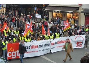 Paris’te İşçi Sendikaları 1 Mayıs Gösterilerini Yağmur Altında Yaptı