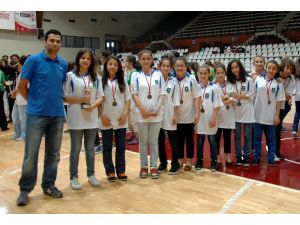 Basketbolcular Kupalarına Kavuştu