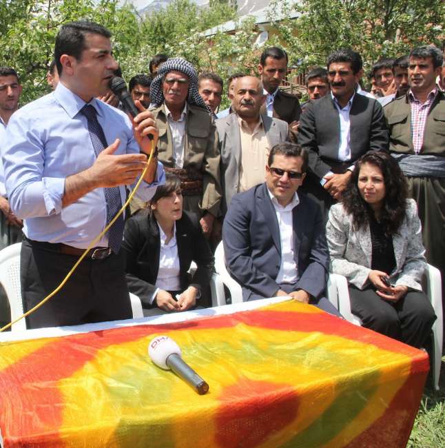 Demirtaş: “Askeri Konvoyların Önüne Geçin”