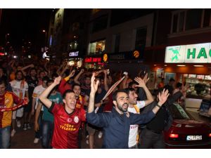 Kocaelide Binlerce Galatasaraylı Sokağa Döküldü