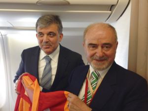 Kütahyalı İşadamı Güral, Güle Galatasaray Forması İmzalattı