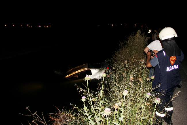 Otomobil Sulama Kanalına Uçtu