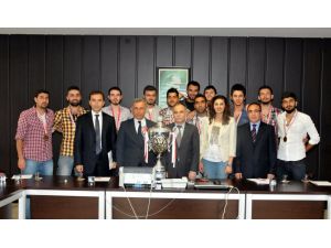 Omü Voleybol Takımı Türkiye Şampiyonu