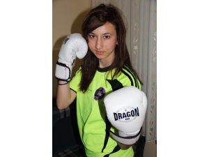 Kızlarla Kavga Ederken Spora Merak Sarıp Şampiyon Oldu