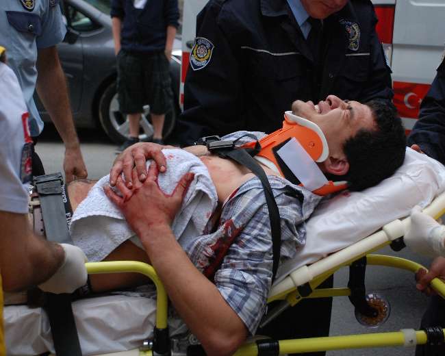 Özbek Genç, Patronu Tarafından Bıçaklandı