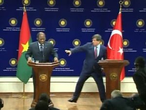 Burkina Faso Dışişleri Bakanı Basın Toplantısı Sırasında Baygınlık Geçirdi