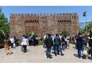 Azerbaycanda Gül Bayramı Ve Aliyevin 90. Doğum Günü Coşkuyla Kutlanıyor