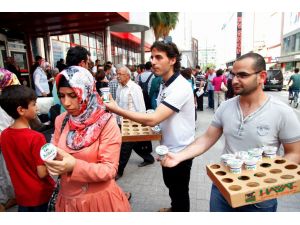 Ak Partili Gençler Adana’da Ayran Dağıttı