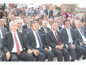 Başbakan Yardımcısı Bozdağ Yağmur Altında Temel Attı