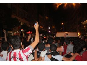 Sanica Boru Elazığspor Taraftarı Ligde Kalmayı Doyasıya Kutladı