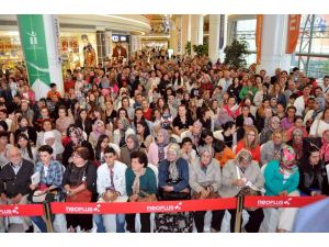 Esra Erol Eskişehir’de Hayranlarıyla Buluştu