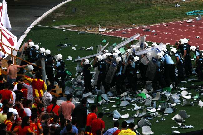 Önce sahayı yaktılar sonra kulübü bastılar