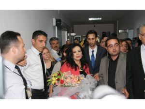 Türkan Şoray Yıllar Önce Elazığda Ameliyat Olduğu Hastaneyi Ziyaret Etti
