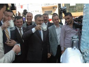 Bakan Eroğlu ‘milli İçki’nin Tadına Baktı