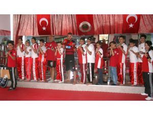 Gençlerbirliği Futbolcusu Aykuttan Minik Kick Boksçulara Ziyaret
