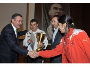 Ankara Büyükşehir Belediyesinden Şampiyon Tekvandoculara Ödül