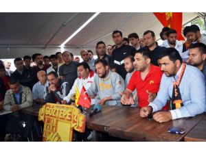 Göztepe Taraftarından Esnafa Karanfil
