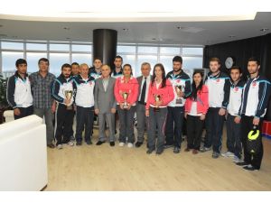 Omü Judo Takımı Kupalarını Rektör Akan’a Hediye Etti