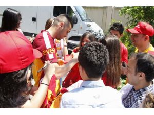 Türk Telekom İle Floryaya Yarışmasının Talihlileri Futbolcularla Bir Araya Geldi