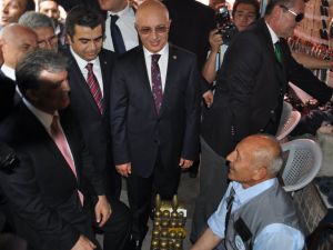 Cumhurbaşkanı Gül, Ayakkabılarını Boyattı