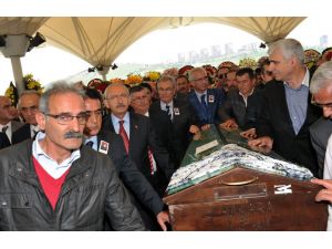 Eski Chp Genel Başkan Yardımcısı Yılmaz Ateş’in Annesi Toprağa Verildi