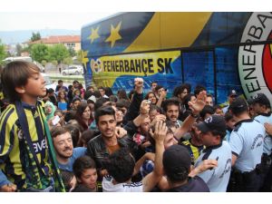 Fenerbahçe Kafilesi Çiçeklerle Karşılandı