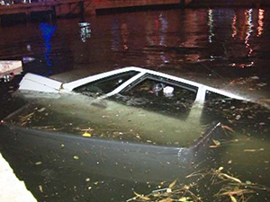 Alkollü Sürücü Aracıyla Denize Düştü