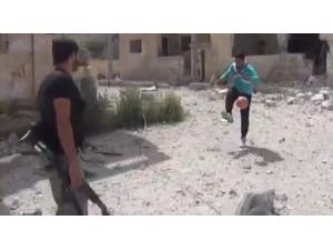 Muhalifler Futbol Oynayarak Stres Atıyor