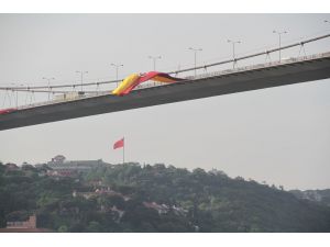 Boğaziçi Köprüsü’ne Galatasaray Bayrağı Asıldı