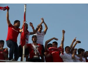 Şampiyonluğu Göbek Atarak Kutladılar