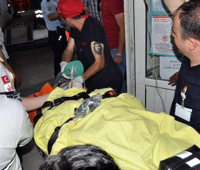 Annesini bıçakladı