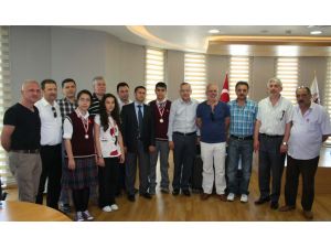 Başarılı Öğrencilere Altın Hediye Ettiler