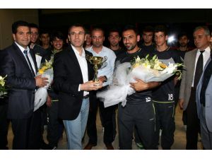 Avrupanın Hokey Şampiyonu Takımı Yurda Döndü