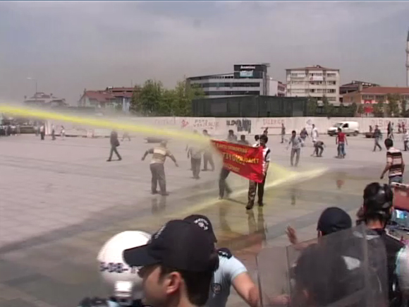 Adliyenin önünde savaş