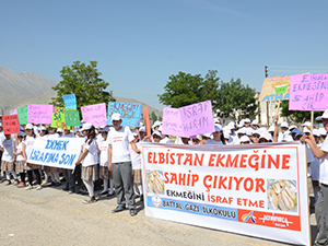 Öğrenciler, Ekmek İsrafına Dikkat Çekmek İçin Yürüdü