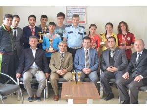 Başarılı Sporcular Ödüllendirildi