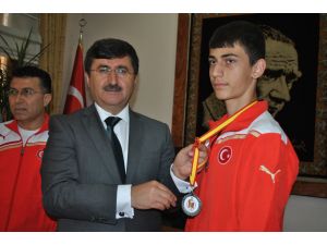 Vali Öz’den Avrupa 2.’si Yasin’e Altın Ödül