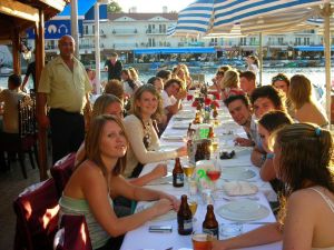 Foçalı Turizmcilerden Alkol Yasağına Tepki