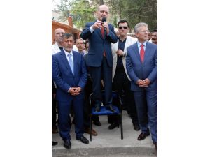 Bakan Bayraktar, Sandalye Üzerine Çıkarak Halka Hitap Etti