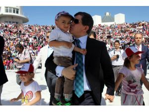 Bakan Davutoğlu, Çocuk Şenliği’ne Katıldı